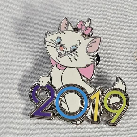 Disney Parks 2019 Mystery Pin Cat. Collectors Pin - Picture 1 of 6